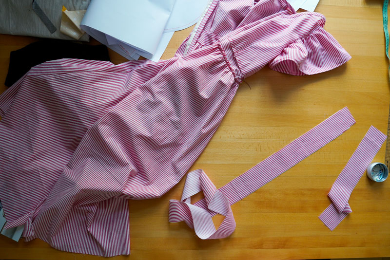 Střih a návod jak ušít dámské maxi šaty - dokončení pásku šatů s vázačkou