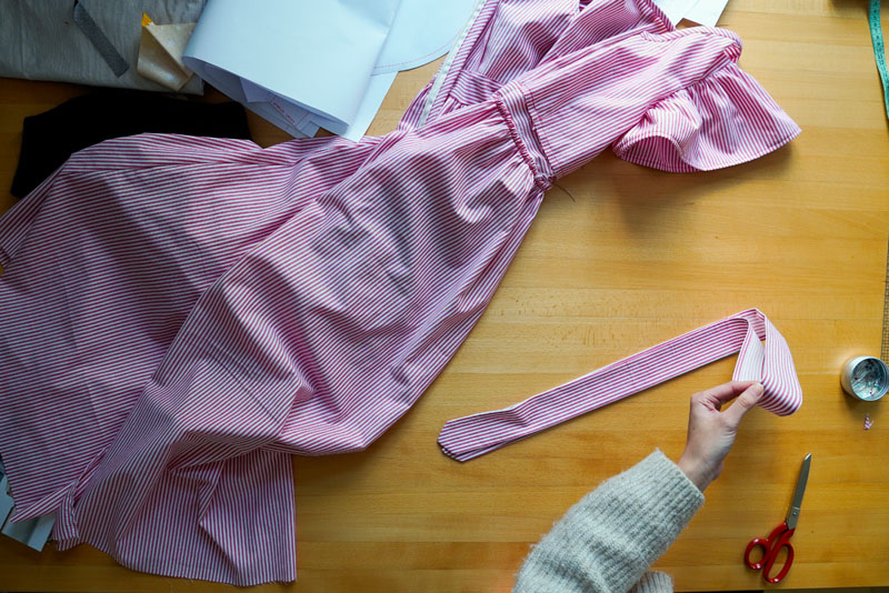 Střih a návod jak ušít dámské maxi šaty - dokončení pásku šatů s vázačkou