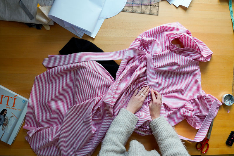 Střih a návod jak ušít dámské maxi šaty - dokončení pásku šatů s vázačkou