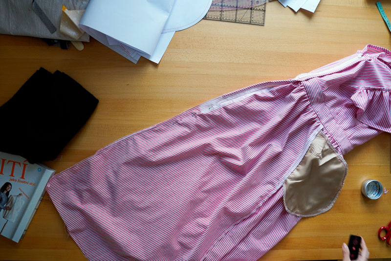 Střih a návod jak ušít dámské maxi šaty - dokončení zadního středového švu sukně