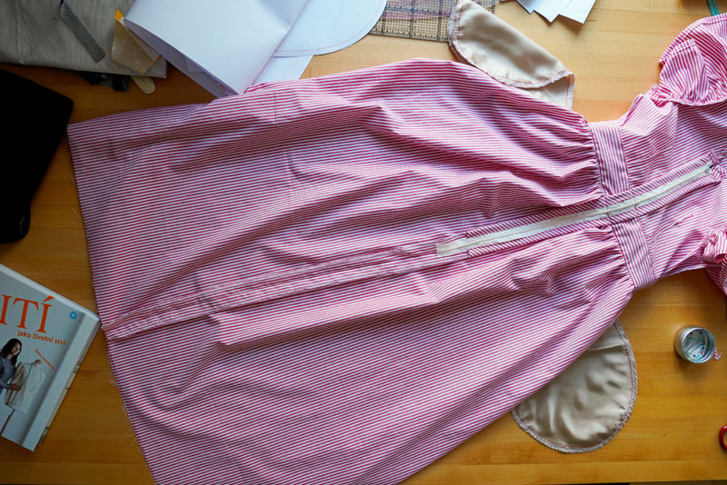 Střih a návod jak ušít dámské maxi šaty - dokončení zadního středového švu sukně