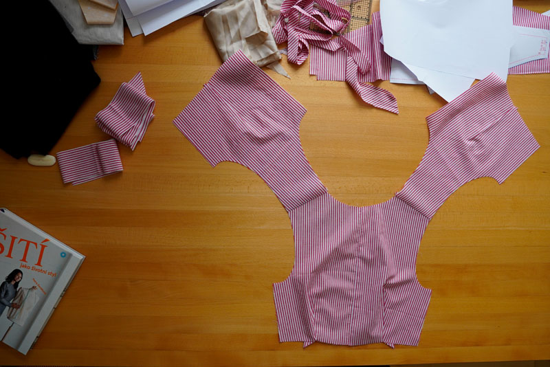 Střih a návod jak ušít dámské maxi šaty - ramenní švy