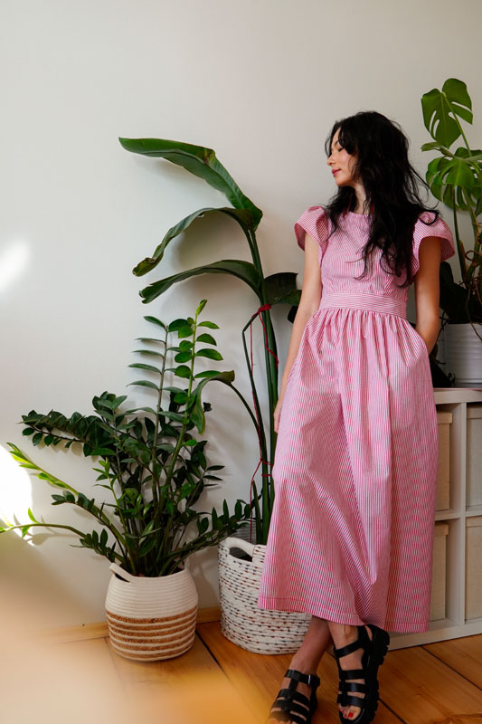 Střih a návod jak ušít dámské maxi šaty s volánovými rukávy, skrytým zipem na zádech, nařasenou bohatou sukní a zavazováním v pase