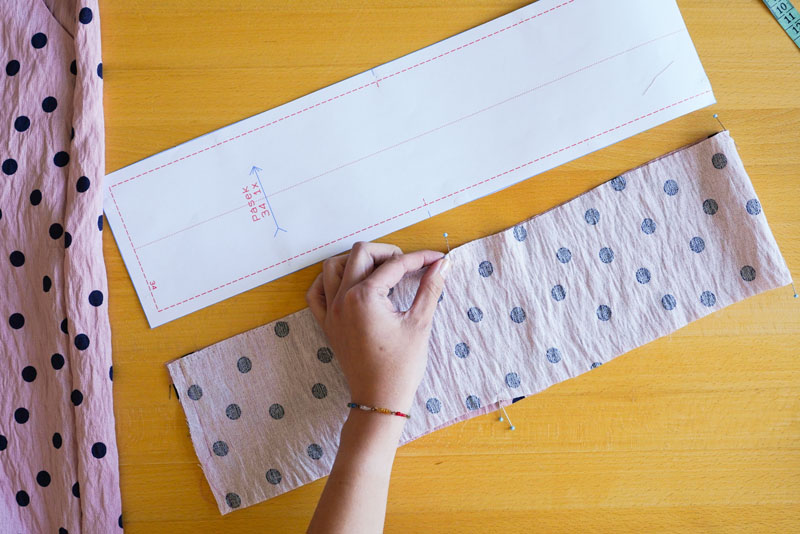 Střih a návod jak ušít dámské široké letní kalhoty UNWIND - Vypracování tunýlku v pase pro gumu