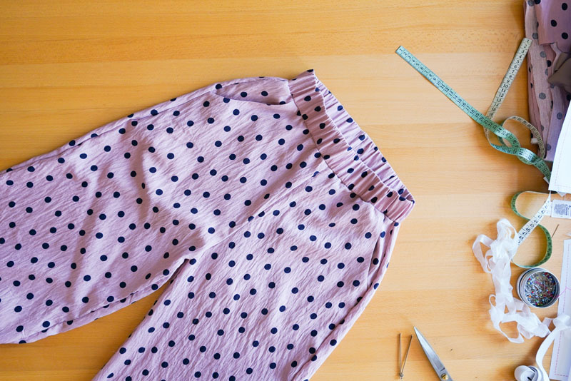 Střih a návod jak ušít dámské široké letní kalhoty UNWIND - Dokončení gumy v pase