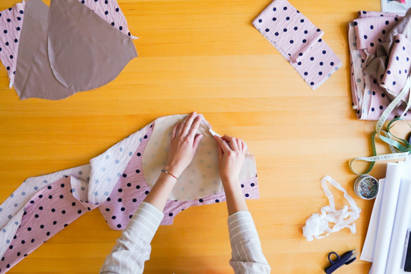 Střih a návod jak ušít dámské široké letní kalhoty UNWIND - vypracování kapsových průhmatů