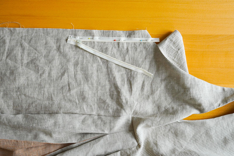 Střih a návod jak ušít pohodlné dámské šaty - skrytý zip