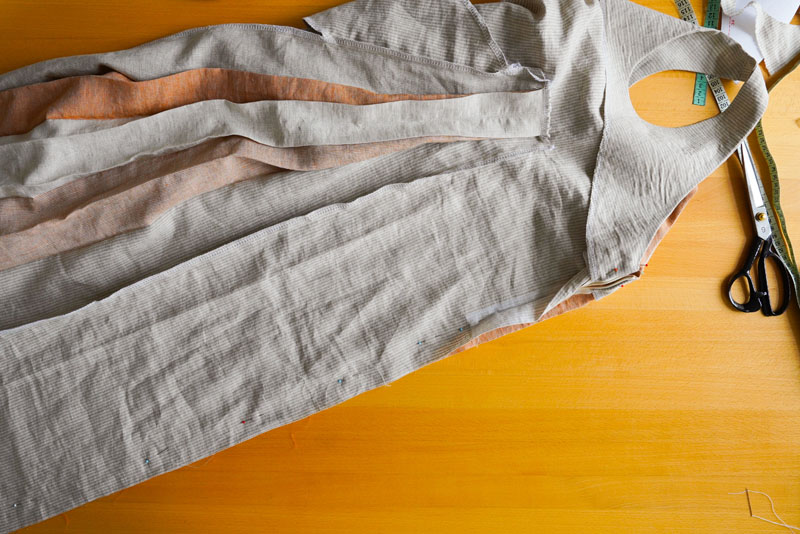 Střih a návod jak ušít pohodlné dámské šaty - zadní středový šev