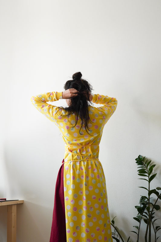 Detailní foto návod jak ušít jednoduché dámské tričkové šaty s hlubokým rozparkem z úpletu