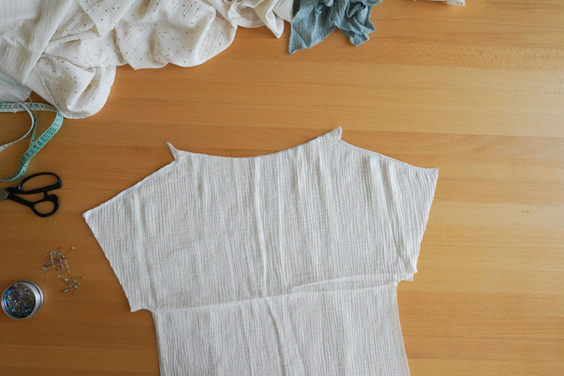 Střih a návod na šití pro začátečníky - -jednoduché dámské tričko s přinechanými rukávy a lodičkovým výstřihem