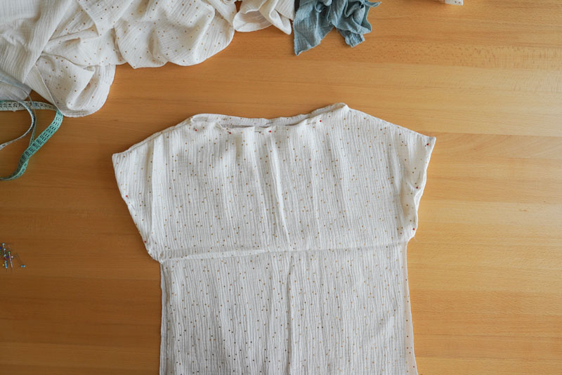 Střih a návod na šití pro začátečníky - -jednoduché dámské tričko s přinechanými rukávy a lodičkovým výstřihem