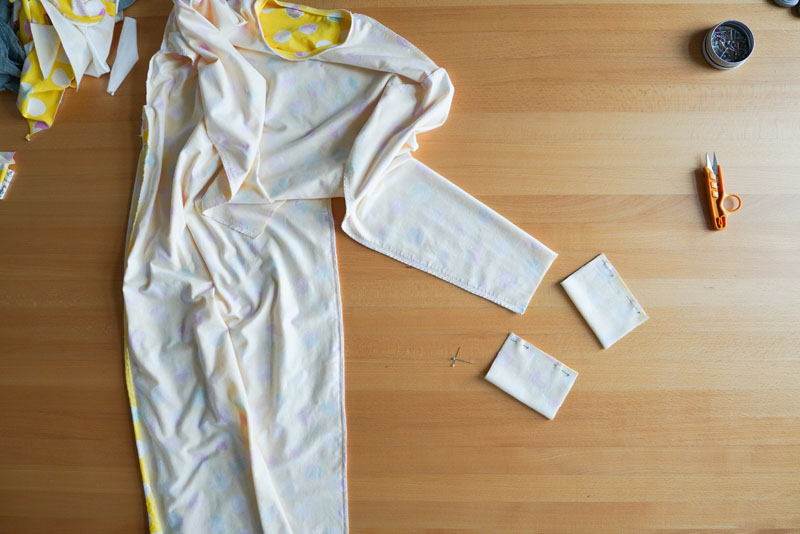 Detailní foto návod jak ušít jednoduché dámské tričkové šaty s hlubokým rozparkem z úpletu