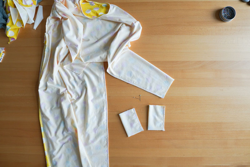 Detailní foto návod jak ušít jednoduché dámské tričkové šaty s hlubokým rozparkem z úpletu