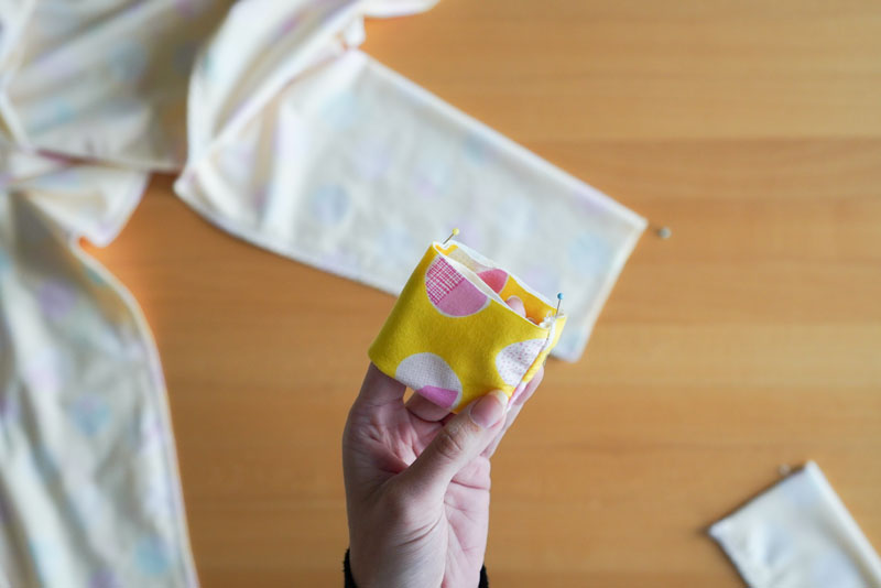 Detailní foto návod jak ušít jednoduché dámské tričkové šaty s hlubokým rozparkem z úpletu