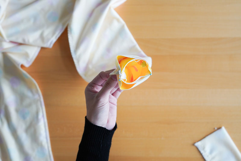 Detailní foto návod jak ušít jednoduché dámské tričkové šaty s hlubokým rozparkem z úpletu