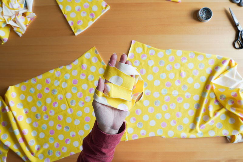 Detailní foto návod jak ušít jednoduché dámské tričkové šaty s hlubokým rozparkem z úpletu