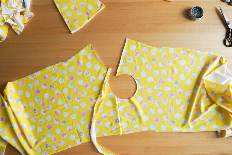 Detailní foto návod jak ušít jednoduché dámské tričkové šaty s hlubokým rozparkem z úpletu