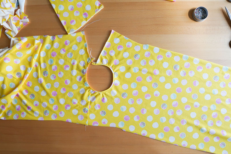 Detailní foto návod jak ušít jednoduché dámské tričkové šaty s hlubokým rozparkem z úpletu