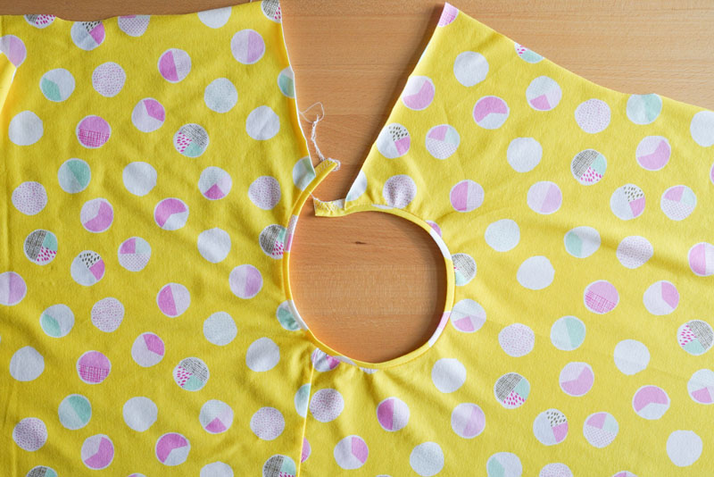 Detailní foto návod jak ušít jednoduché dámské tričkové šaty s hlubokým rozparkem z úpletu