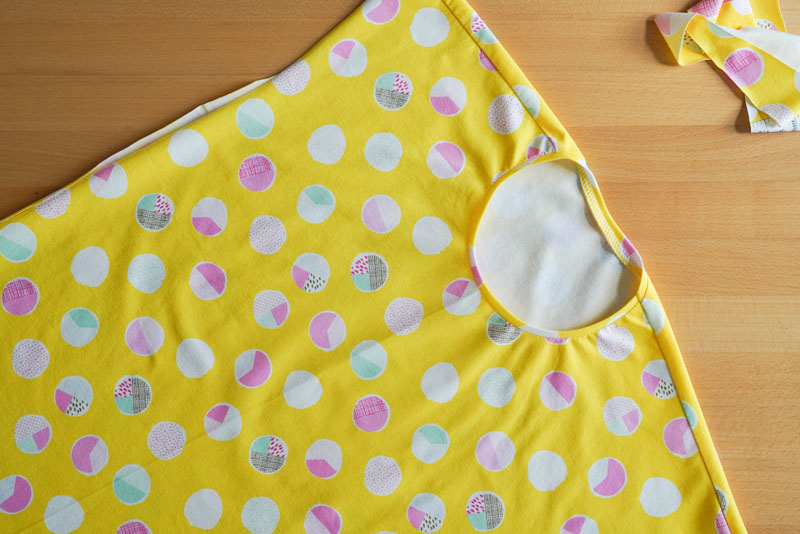 Detailní foto návod jak ušít jednoduché dámské tričkové šaty s hlubokým rozparkem z úpletu