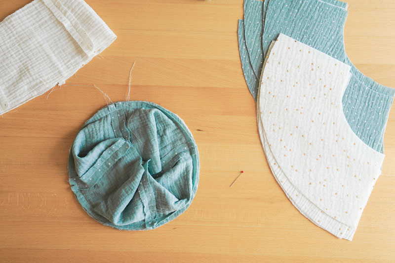 Střih a podrobný foto návod jak ušít oboustranný klobouk