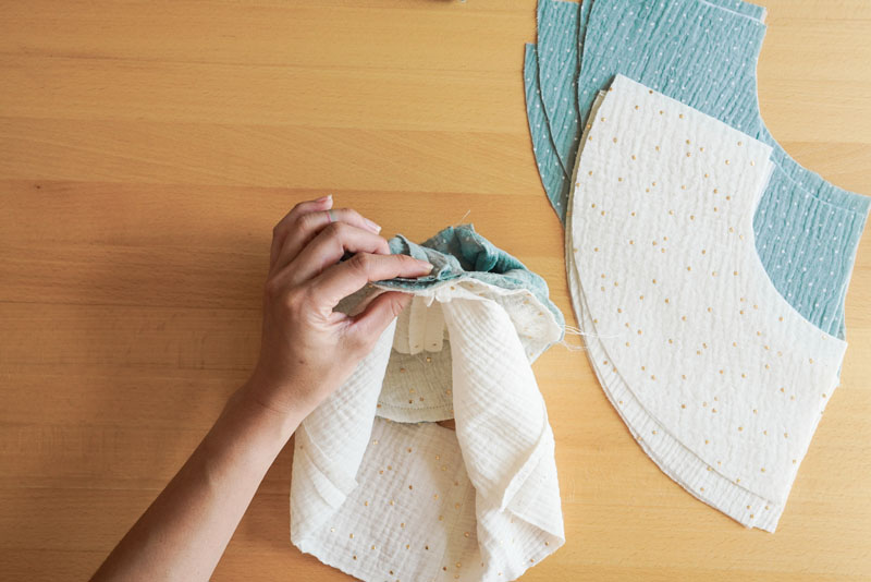 Střih a podrobný foto návod jak ušít oboustranný klobouk