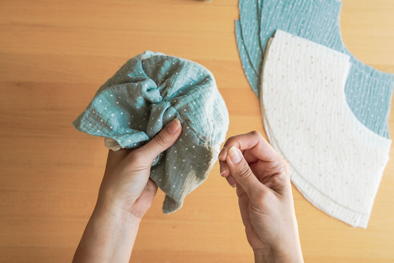 Střih a podrobný foto návod jak ušít oboustranný klobouk