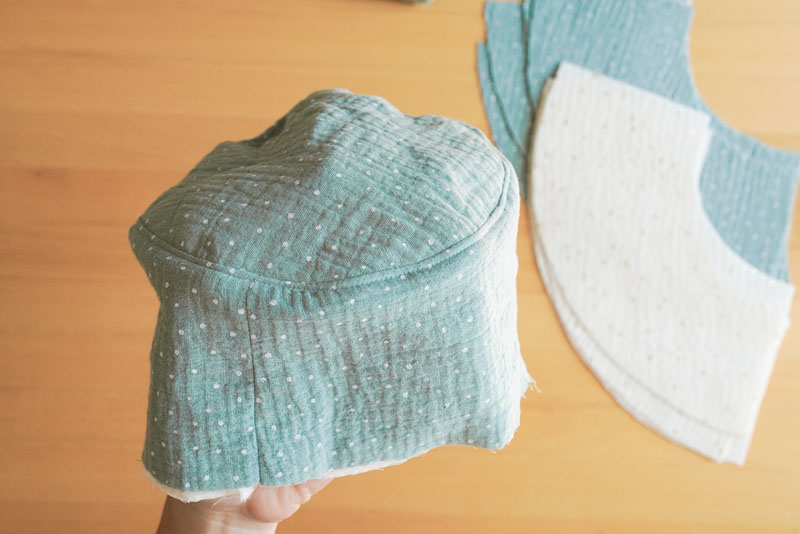 Střih a podrobný foto návod jak ušít oboustranný klobouk