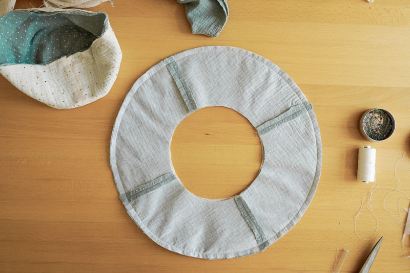 Střih a podrobný foto návod jak ušít oboustranný klobouk