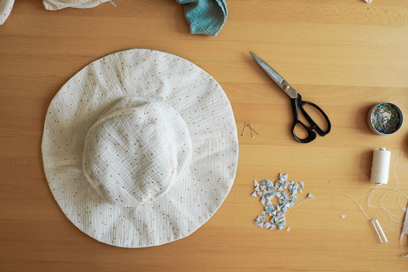 Střih a podrobný foto návod jak ušít oboustranný klobouk