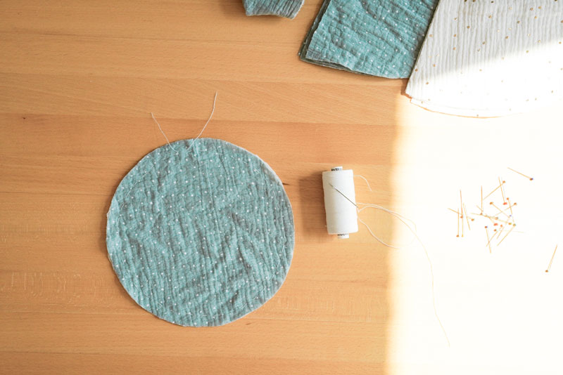 Střih a podrobný foto návod jak ušít oboustranný klobouk