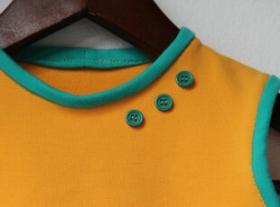 Vestička - detail s knoflíky