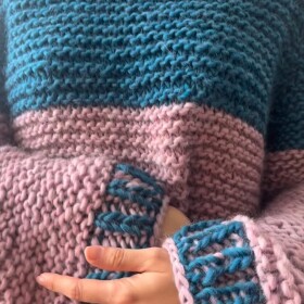 A je hotový! 🧶
Kdybyste si taky chtěli uplést pořádný svetr, který fakt zahřeje, použila jsem přízi Drops Snow. A jestli byste rádi návod jak uplést tenhle svetr, dejte mi vědět do komentáře nebo do zpráv a budu vědět, jestli ho mám sepsat nebo ne!