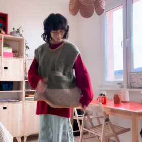 Pletená vestička je konečně hotová! Teda já už ji dopletla před pár týdny, ale ještě čekala na pár posledních detailů, jako byl lem ve výstřihu a tak. Bylo to hodně intuitivní pletení - tak vznikl asymetrický spodní lem i nepravidelný výstřih. Úplně neplánovaně taky vznikl háčkovaný žlutý proužek. Tohle pletení, kdy prostě pletu podle aktuálních pocitů, nedržím se pravidel, mě prostě fakt baví. Je to jeden z momentů, kdy se cítím volně, nesvázaně a hravě. ♥️

Co na vestičku říkáte? A taky někdy pletete, háčkujete nebo šijete schválně mimo vyjeté koleje? Dovolíte si někdy alespoň v tvoření schválně a vědomě porušovat předepsaná pravidla?