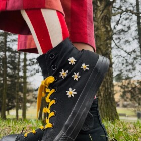 Conversky nosím léta letoucí. Po zimě jsem vytáhla z krabice tyhle, který mám dlouhý léta ještě z dob, kdy jsem nosila jen černou. Jako fakt, jen černou. Od kalhotek po deštník. A došla jsem k závěru, že je čas jim vdechnout trochu života. V galanterii jsem si vybrala super sluníčkové tkaničky. A na obě boty jsem úplně bavlnkami vyšila sedmikrásky. Takhle málo stačilo.

Krom toho, že jsou mnohem veselejší, navíc nehrozí, že by si je někdo spletl a odešel mi v nich. Leda, že by se do nich zamiloval a byl by to záměr! 🥸