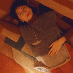 “Ahoj, já jsem Petra a miluju tvoření. Před sedmi lety jsem byla na vrcholu…”

Poslední dobou jsem cítila, že stojím na piedestalu, který mi přestal být pohodlný.

Lidé vidí úspěch.
Rozhovory. Knihu. Značku.

Já ale znám i všechny odstíny šedi, které za tím jsou.
Realita je vrstevnatější.
A stojím za ní pořád já. Obyčejná lidská bytost.

Nemám ráda přemalovávání skutečnosti na růžovo.
Ani před vámi. Natož před sebou.

Tohle sdílení není o pádu.
Je o návratu na zem.

O tom, že si uklízím vlastní prostor.
A zůstávám v něm pravdivě.