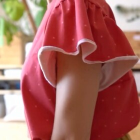 Další ze starších střihů, který jsem vytáhla, je střih na áčkovou halenku WISPY. Z krabice se zásobami látek jsem upotřebila lehoučký bavlněný úplet s drobným puntíkem. No a vznikla jednoduchá, nenásilná halenka, co se dá unosit na mnoho způsobů. ✂️

Nosím:
• tílko SKIN
• halenku WISPY
• sukni MAXI CORDUROY
• sukni FAIRYTALE

Všechny střihy najdeš v PDF na www.prosikulky.cz.
V tištěné podobě na www.sitijakozivotnistyl.cz