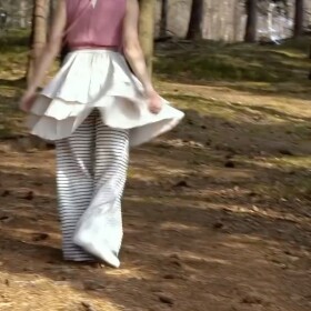 Jedno pozdní odpoledne v pohádkové sukni FAIRYTALE ☀️. Vůně jara a beruška, co si nechce nechat spočítat tečky. Houpačka na stromě a odřený koleno.

Všechno tohle ti zprostředkovat neumím, ale inspirovat tě můžu. ♥️

🌿 Nosím:
• kalhoty UNWIND
• sukni FAIRYTALE
• top ze sady DON’T BE SHY

Všechny tyhle střihy a plno dalších najdeš v:
• PDF na ➡️ www.prosikulky.cz
• tištěné podobě na ➡️ www.sitijakozivotnistyl.cz