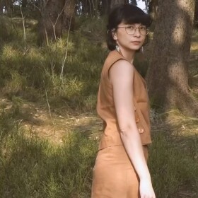 Když se prohrabávám bednou s ušitým oblečením, občas mě některé kousky překvapí. Hlavně ty, u kterých jsem zapomněla, že existují. A to je případ minisukně IN THE AIR i vestičky PLAIN.

Oba kousky jsem ušila, záhy na zimu uklidila a pak zapomněla, že je mám.

Oba střihy jsem nestihla před příchodem studených dní unosit. K ani jednomu jsem si nevytvořila tak silné pouto, jako k jiným.

Oba střihy vznikly nezávisle na sobě. A přitom se k sobě tak hodí. Nejen tím, že jsem je šila z jednoho a toho stejného lnu, ale i tím, jak jednoduché jsou, jak snadno se dají kombinovat. A přitom ani sami o sobě nejsou nudné.

Když na mě z bedny oba kousky vykoukly, dala jsem jim šanci a už teď jsem za to ráda.

Kromě toho, že jsem až po tak dlouhém čase zjistila, že se mi líbí víc, než jsem si vlastně myslela; taky proto, že mi připomínají, kolik času jsem jim věnovala a v krabici by jich byla škoda! ♥️

🌿Vesta PLAIN:
• PDF střih ➡️ https://www.prosikulky.cz/produkt/strih-damska-variabilni-vesticka-plain
• Papírový střih ➡️ https://www.sitijakozivotnistyl.cz/strih-na-damskou-variabilni-vesticku-plain/

🍀 Minisukně IN THE AIR:
• PDF střih ➡️ https://www.prosikulky.cz/produkt/strih-damska-nadcasova-minisukne
• Papírový střih ➡️ https://www.sitijakozivotnistyl.cz/strih-na-damskou-nadcasovou-minisukni-in-the-air/

🌱 Kalhoty UNWIND:
• PDF střih ➡️ https://www.prosikulky.cz/produkt/strih-damske-siroke-letni-kalhoty
• Papírový střih ➡️ https://www.sitijakozivotnistyl.cz/strih-damske-siroke-letni-kalhoty/