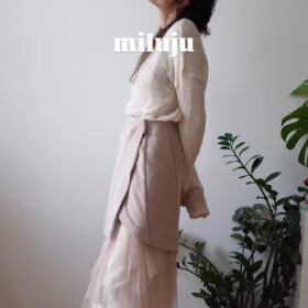 ✂️ NOVINKA!

Přes pár týdny jsem dávala vědět, že šiju na zimní zavinovací sukni a pěkně hlásím, že je sukně na světě! Sukně LAYERS s pouzdrovou siluetou a asymetrickým lemem je vhodná k vrstvení, ale dá se kliďánko nosit i pěkně samostatně. Výborně se hodí do chladných dnů. A když sáhneš po vlněné látce, věř, že to bude jeden z tvých nejvariabilnějších a nejoblíbenějších kousků v šatníku!

Jako obvykle, prvních pár dní můžeš střih na tuhle epes sukni pořídit s 25% slevou. Platí na pdf i papírovou verzi do 6.1.2026. Tak hurá pro střih, ať tě nezebou ledviny! 🥶

pdf ➡️ https://prosikulky.cz/produkt/strih-damska-vrchni-zavinovaci-pouzdrova-sukne
papír ➡️ https://www.sitijakozivotnistyl.cz/strih-damskou-zavinovaci-pouzdrovou-sukni/
Návod na šití v 6 krocích najdeš tu ➡️ https://www.prosikulky.cz/jak-usit-damskou-vrchni-pouzdrovou-zavinovaci-sukni

sewing pattern • DIYfashion • handmadewardrobe