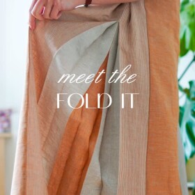 Když spojí síly dvě ŽENY. Dechberoucí len navrhla výtvarnice @eva_jandikova a její krásně barevné a nádherné látky najdete na webu www.terej.cz.

Model přímo pro tyto látky jsem s dovolením na svá bedra vzala já. A vznikly tak tyto šaty FOLD IT, které mají za cíl dvě věci.

Zaprvé: podtrhnout krásné pruhaté latky Evy.
Zadruhé: dovolit cítit se žensky každé z nás, nehledě na tvar nebo typ postavy.

✂️ Šaty FOLD IT mají jednoduchou siluetu, která skryje každý nedostatek, a podtrhnou přirozenou ženskost. Mají dvě kapsy skryté ve švu a rafinovaně skládané boční klíny. Zadní díl má hlubší “véčkový” výstřih a zapínaní na skrytý zip.

Objev už nyní pohodlné šaty lichotící každé postavě!
👉 PDF střih i ve verzi pro projektor najdete tady: https://prosikulky.cz/produkt/strih-damske-pohodlne-saty
👉 Papírový střih je tu: https://www.sitijakozivotnistyl.cz/strih-pohodlne-damske-saty/
👉 Detailní návod na šití k přečtení tudy: https://www.prosikulky.cz/jak-usit-pohodlne-damske-saty

#sitijakozivotnistyl #prosikulkycz #damskesaty #sijemeslaskou #diyobleceni