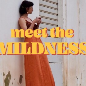 Šaty MILDNESS. Když jsem tři nebo snad už i čtyři roky zpátky tenhle střih vydala, málem jste mi zbořili web. Zamilovali jste si je a já se fakt nedivím.

Když tvořím nový střih, popravdě u toho nepřemejšlím. A už vůbec ne nad tím, jestli bude úspěšný. Dost mě zaměstnává samotná konstrukce střihu a vymýšlení postupu šití. A tak když se to čas od času povede a nějaký střih si opravdu oblíbíte, je to pro mě vždycky velká radost. Velký zadostiučinění.

A protože by byla děsná škoda, kdyby tenhle střih upadl v zapomnění, připomínám ho tímhle novým kouskem v mojí milované cihlové. ♥️

PDF střih i s návodem zdarma najdeš na webu https://www.prosikulky.cz/produkt/strih-damske-maxisaty-mildness

Papírový střih pořídíš na https://www.sitijakozivotnistyl.cz/strih-na-damske-maxisaty-mildness/

Pac a pusu, slunci zdar! ☀️