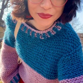 Tohle se vám líbilo moc, tak to sem hodím i takhle jako reelsko. OOTW - outfit of the week 🤭.

✂️ Chápu, že mě poslední dobou vidíte nejvíc v těhle barevných kalhotách, co jsem si ušila podle střihu 70’s. Když já si je ale opravdu zamilovala a fakt je tahám pořád. Dokonce si musím vědomě občas připomínat, že mám i jiné oblečení, které jsem si ušila a mám ho ráda, abych ho unosila a tyhle kalhoty jsem mohla aspoň vyprat. 

Těžkej život, co si budem. Jsem si ušila něco, co fakt nechci dát z ruky! 🤗