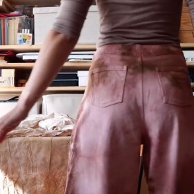 Že by byla batika zpět? Tak to nemůžu potvrdit, ale že jsem si jedny batikované kalhoty vyrobila, to jo! Původně jsem plánovala, že budou vypadat trochu jinak, ale výsledek je vždycky lehce nevyzpytatelný a já jsem z kalhot nakonec fakt nadšená.

Kalhoty jsem před pár lety koupila v sekáči, protože mě moc baví tenhle střih. Barva nebyla taky úplně od věci, ale jako jednobarevné byly trochu nuda. Dlouho jsem je nosila jen na doma, protože jsem nevěděla, jak je vlastně zpestřit. A pak jsem dostala minulý víkend impuls. Juchů!