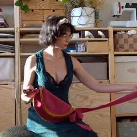 Po strašně dlouhé době jsem si ušila něco vyloženě pro sebe a jen a jen pro radost. ♥️ Nelámala jsem si hlavu s dokonalou přesností a prostě jsem se po dlouhých měsících nechala jen unášet.

Chtěla jsem otestovat nový šicí stroj ačkoliv jsem na začátku pochybovala (chybí takové ty vychytávky elektrických strojů jako je automatický odstřih nitě nebo možnost vždy při zastavení mít jehlu ve spodní pozici), na konci jsem chtě nechtě byla zaláskovaná až po uši.

A to z jednoho prostého důvodu - i když jsem pod patku narvala (ano, narvala) sedm vrstev džínoviny a další jednu vrstvu bavlněného kepru, stroj vůbec neprotestoval. A nejen to, on si ani nepovzdechl a ve vysoké rychlosti si šil vesele dál. A musím říct, že přesně z toho jihnu - když věci fungují, jak mají, aniž bych jim musela domlouvat. 

Mám k tomu dvě sdělení:
1️⃣ Dejte mi prosím v komentáři vědět, jestli byste chtěli střih na tuhle supr variabilní a roztomilou taštičku.
2️⃣ Připomínám 20% slevu na šicí stroje Veritas, řady Power Stitch a jejich příslušenství. Kód: prosikulky20 (odkaz hodím do bia a do storíčka)

PS: Šaty - střih COZY AUTUMN (odkaz taky hodím do bia a storíčka)