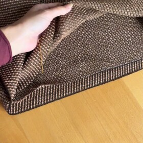 Dneska jsem střihla do téhle mléčně čokoládové krásky, ze kterého bude něco na pomezí babičkovského modelu a ostré odvážnosti. Na výsledek jsem sama zvědavá! 😂