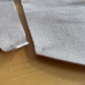 Tak jsem se rozhodla slibovaný střih nakonec uložit do šuplíku a do světa ho nepustit. Nějak jsem to necejtila. A tohle uvědomění mi konečně rozvázalo ruce a tak jsem dneska s plnou chutí pracovala. A tohle, tohle rozhodně cejtím! Teploučká svrchní zavinovací sukně přes kalhoty. Tuhle s vámi naopak sdílet budu a už se na to těším. Energie se pohnula! ♥️