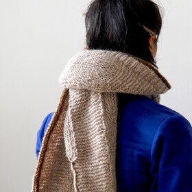 ❄️ Šála? Čepice? Šátek? Kapuce? Vlastně všechno dohromady! Na webu právě přistál nový návod na tenhle univerzální pletený kousek a tak už se nemusíš o uši nebo krk bát ani ty. Tahle pletená šála s kapucí (pojďme tomu říkat třeba takhle) tě totiž v mrazech ve štychu nenechá!

🧶 Použitá příze: Drops Air
💪 Obtížnost: Mírně pokročilí / pokročilí

Návod najdeš na webu ➡️ https://www.prosikulky.cz/produkt/navod-damska-pletena-sala-kapuce