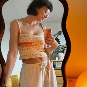 Jedna pletená drobnost pro radost. Cítím ve vzduchu, že se teplé dny pomalu, ale jistě blíží! ☀️

Myslím, že jsem nikdy pořádně neřekla, jak moc pro mě pletení vlastně znamená. Moc. Z nějakého důvodu, narozdíl od šití, na sobě při pletení necítím žádný tlak na výsledek. Tím pádem je to čirá improvizace a radost. ♥️

Použila jsem starší zapomenutá, a během stěhovaní zase nalezená, klubíčka Drops Safran.