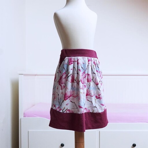Střih - jednoduchá dětská skládaná sukně s kapsami